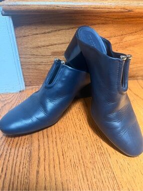 Mercedes Castillo Navy blue mules
